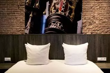 Eden Studios And Apartments