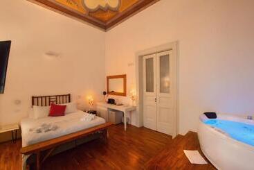 تختخواب و صبحانه Naca Suite