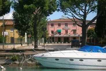 هتل Benaco Mavras