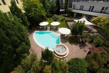 בית מלון כפרי Parma & Congressi