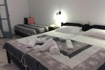 هتل Arellis Studios