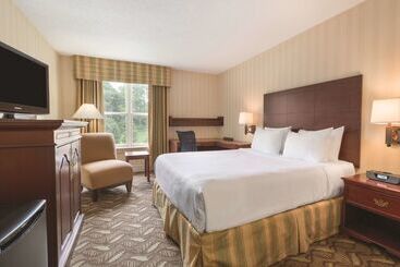 هتل Ivey Spencer Leadership Centre