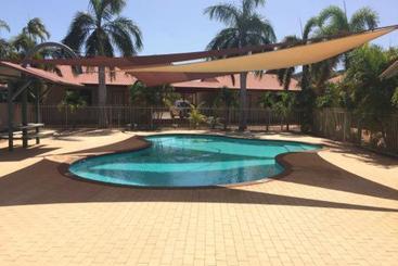 בית מלון כפרי Latitude20 Karratha Apartments