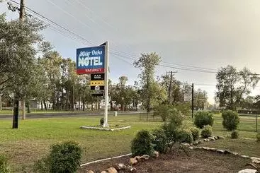 Silver Oaks Motel