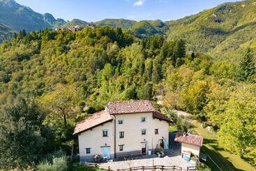 Graceful Cottage In Vergemoli With Private Fenced Garden