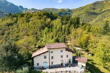 Graceful Cottage In Vergemoli With Private Fenced Garden