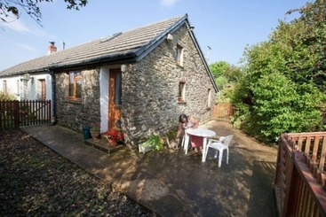 Inviting 2 Bed Cottage In Newcastle Emlyn
