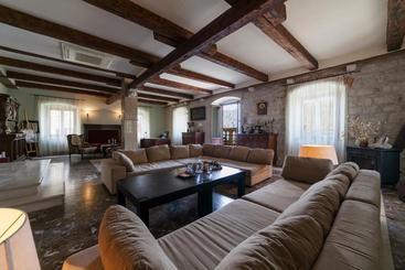 پانسیون Palace Lukovic