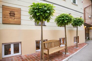 Apartments Hiša Pod Gradom