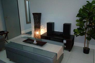 هتل کپسول 77 On Independence