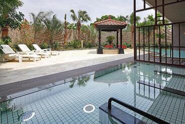 בית מלון כפרי Grand Mercure Lake Hamana Resort & Spa