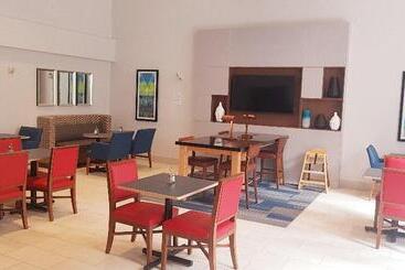 ホテル Holiday Inn Express And Suites Surrey, An Ihg