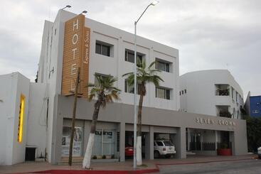 Hotelli Seven Crown Express & Suites By Kavia