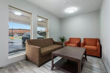 מוטל Econo Lodge Inn & Suites