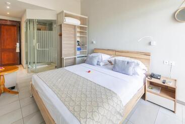 Hotel Le Peninsula Bay Beach Resort & Spa