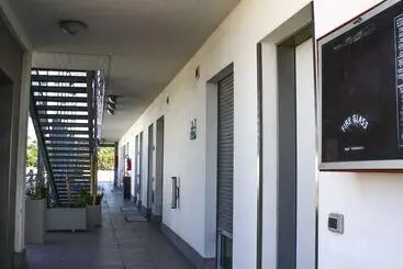 簡易ホテル Bed & Business