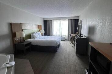 فندق Summerville Park Inn