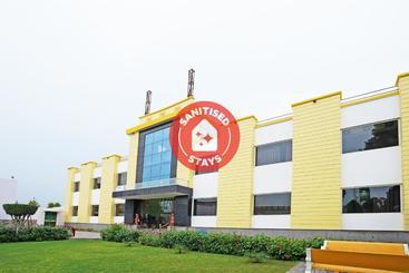 Capital O 49078 Hotel Chinar