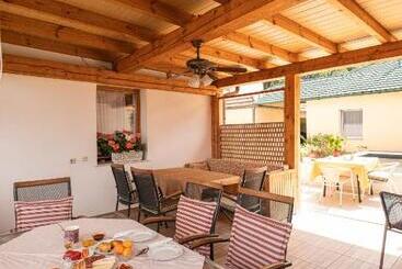 پانسیون Guesthouse Rose