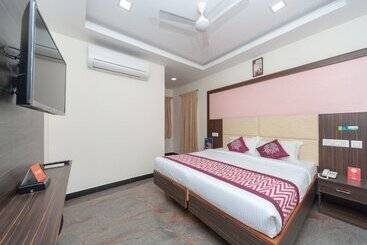 Hotel Famous Residency By Oyo