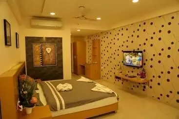 Hotel Iroomz Nakshatralr