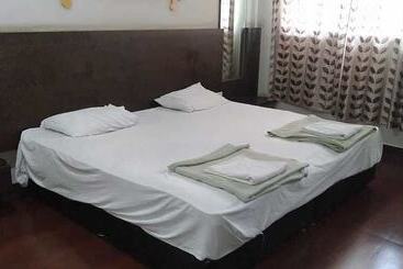 Hotel Iroomz Shivaratna Palace