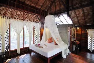 Hotelli The Moken Eco Village   Sha Plus