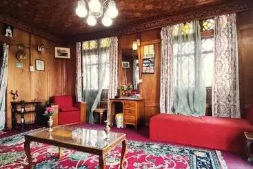 Hotel Shiraz Deluxe Houseboat