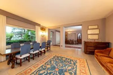 Aamiaismajoitus (B&B) Villa Sarchi