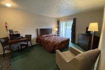 בית מלון כפרי Lake Cowichan Lodge