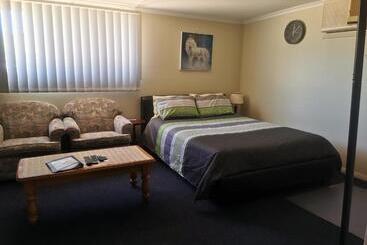 فندق Chrissie S Dongara