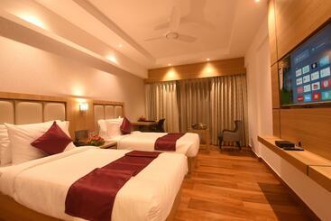 בית מלון כפרי Emerald Clarks Inn Suites