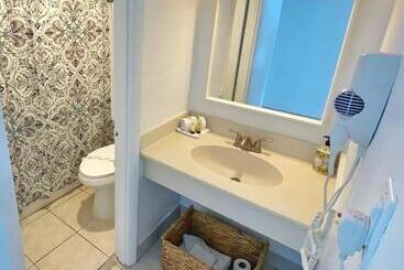 فندق Pirates Cove Resort Studios!