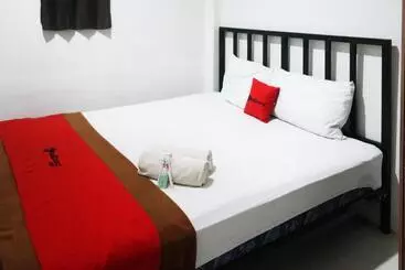 ホテル Reddoorz At Jalan Somba Opu Losari