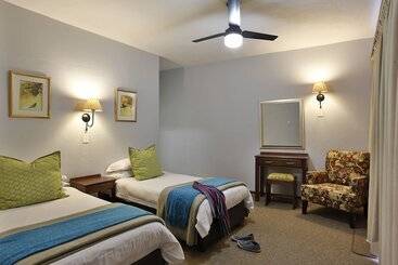 בית מלון כפרי The Cavern