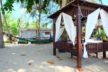 Hotelli Tharadol Beach Resort