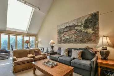 آپارتمان The Pines Condominiums