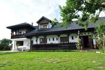 Bed & Breakfast Popamuseum Tarpesti Strada Muzeului Nr 28