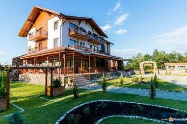 호텔 Pensiunea Casa Luanna