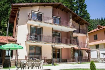 Pension (Hôtel basse catégorie) ивелия къща за гости