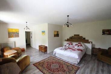 بنسيون Domaine Du Moulin Neuf