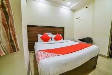Hotell Oyo 24288 Surya Teja Residency