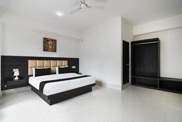 هتل Super Townhouse Oak Saramsa Garden