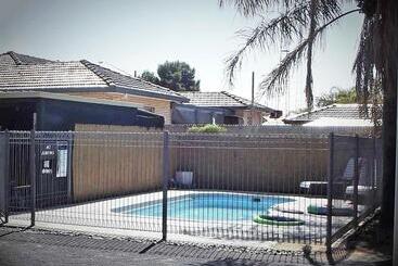 מוטל Country Roads Motor Inn