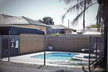 モーテル Country Roads Motor Inn