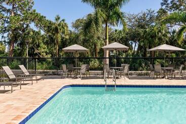 Отель Fairfield By Marriott Inn & Suites Bonita Springs