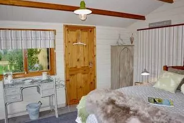 Mökkimajoitus Little Lodge