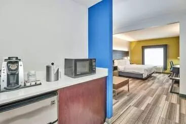 Holiday Inn Express Hotel & Suites Clearwater Us 19 North, An Ihg