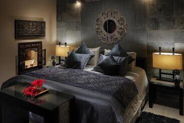 Royal Garden Villas, Luxury