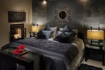 Royal Garden Villas, Luxury